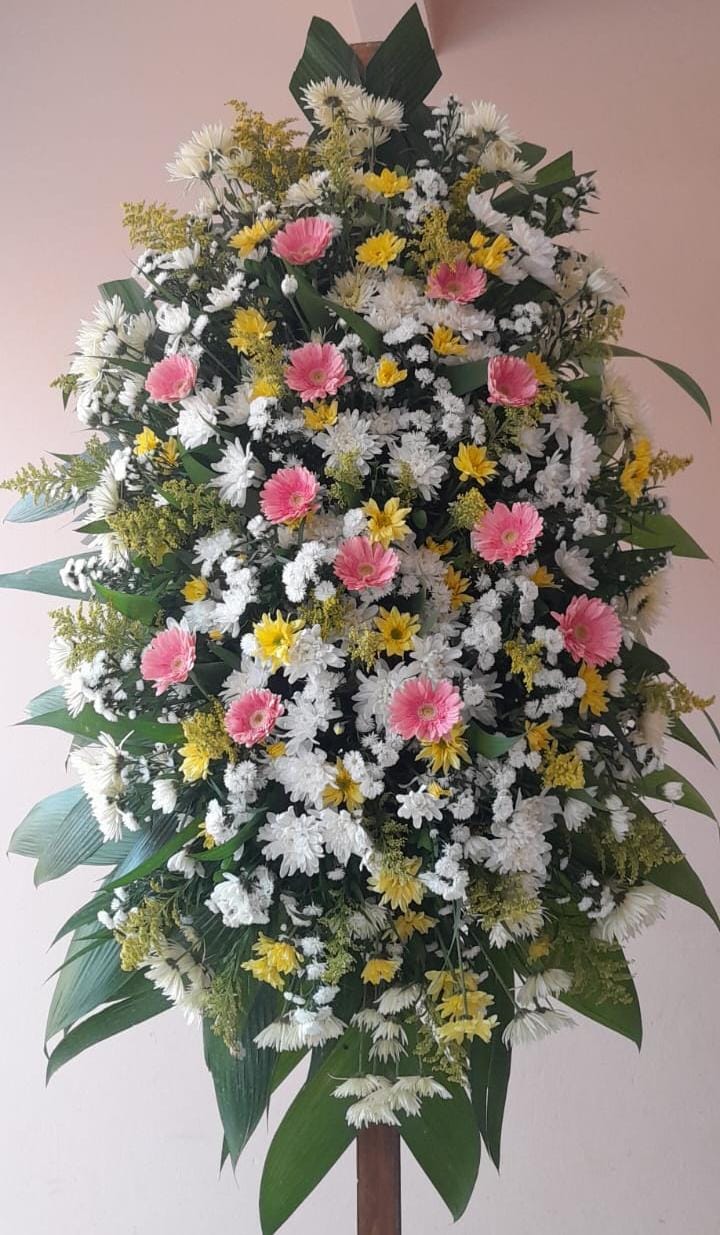 Coroas de flores brancas, amarelas e rosa