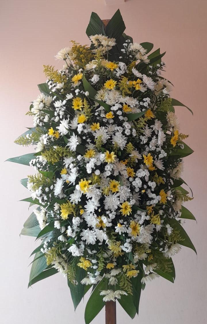 Coroa de flores Brancas, amarelas e folhagens