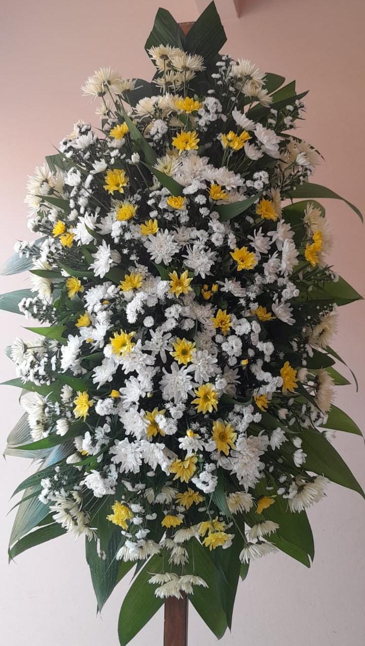 Coroas de flores brancas e amarelas