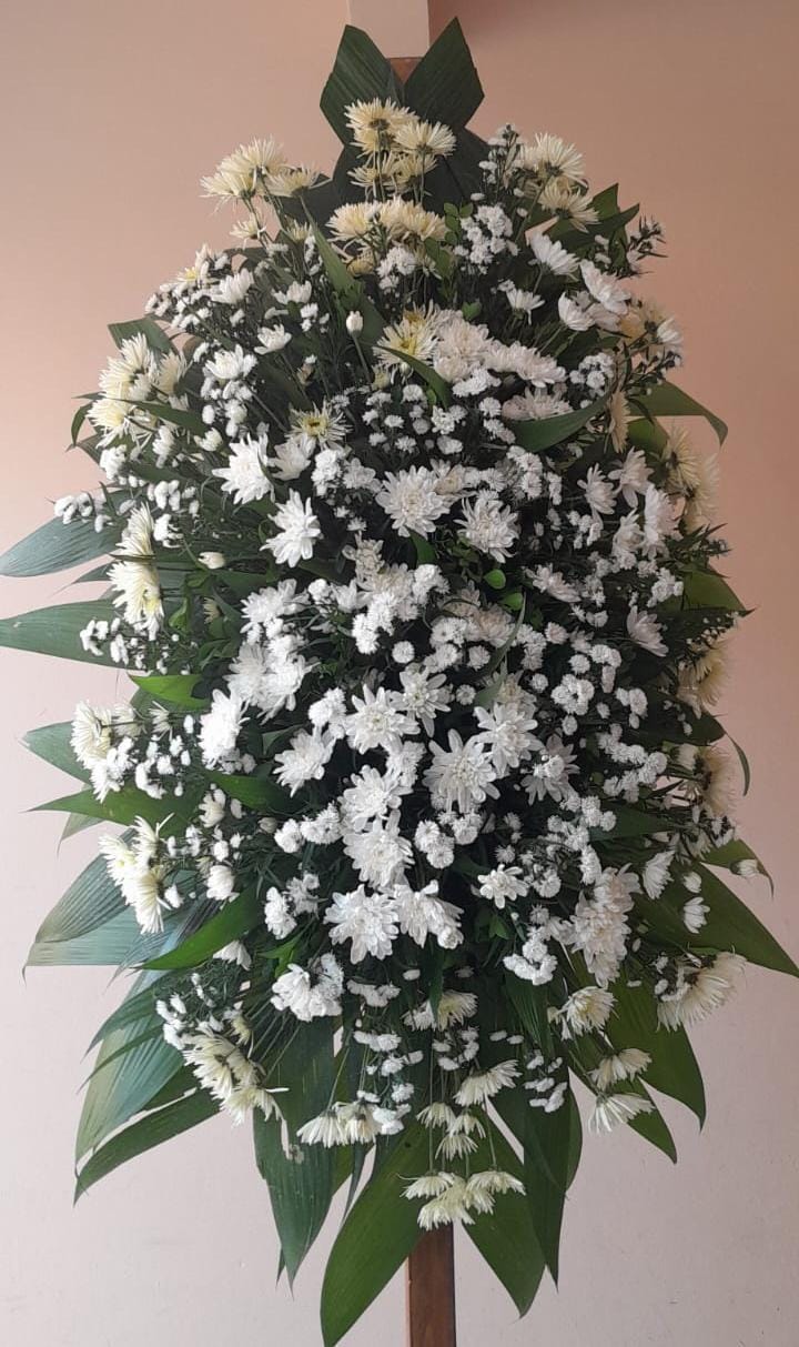 Coroas de flores brancas