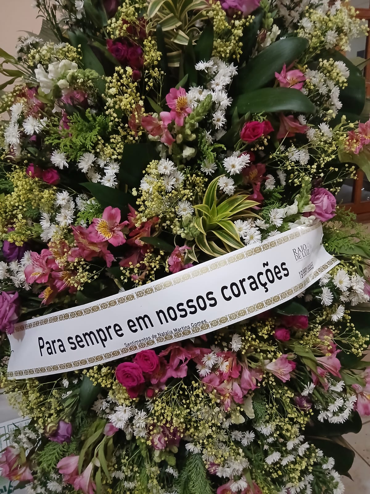 Coroas de Flores Brancas, rosadas e folhagens