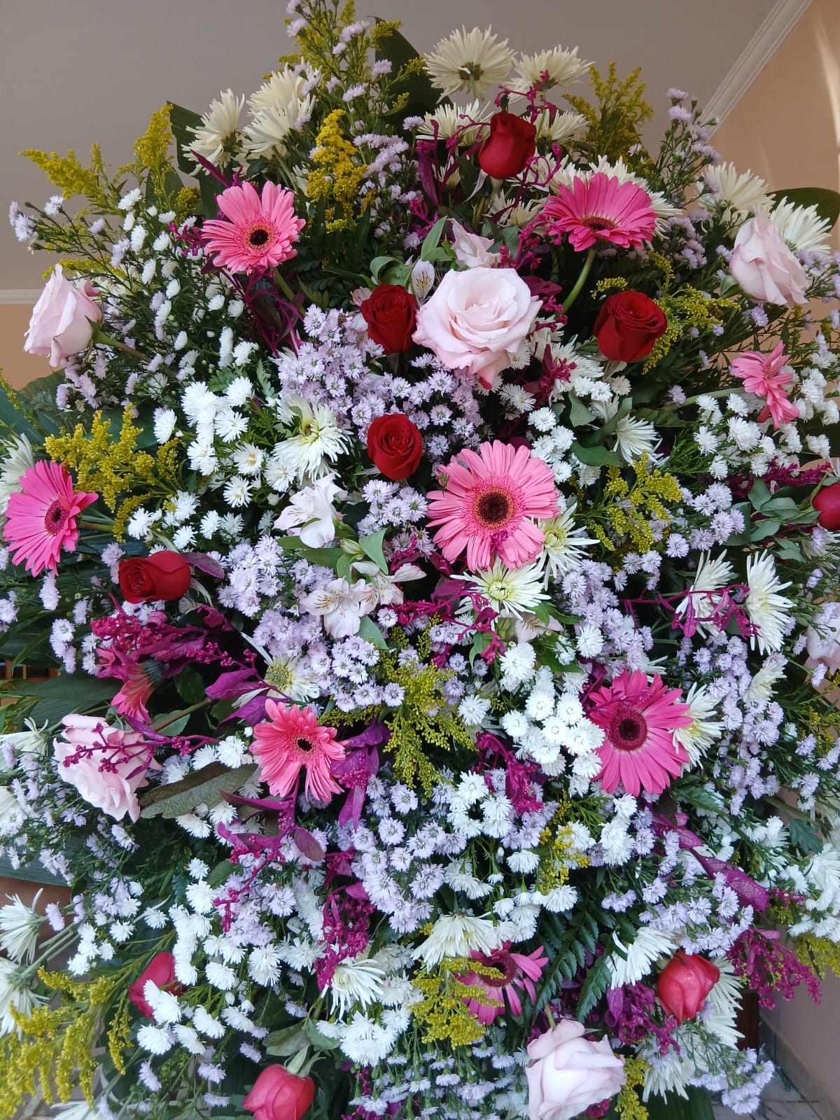 Coroas de Flores Rosadas e folhagens