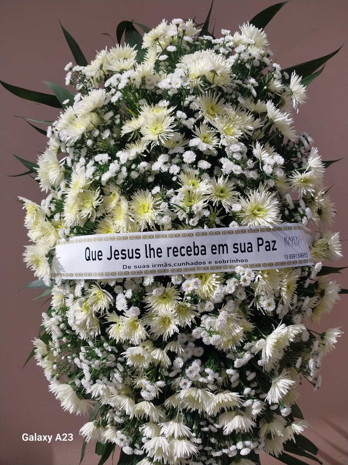 Coroas de Flores brancas e folhagens