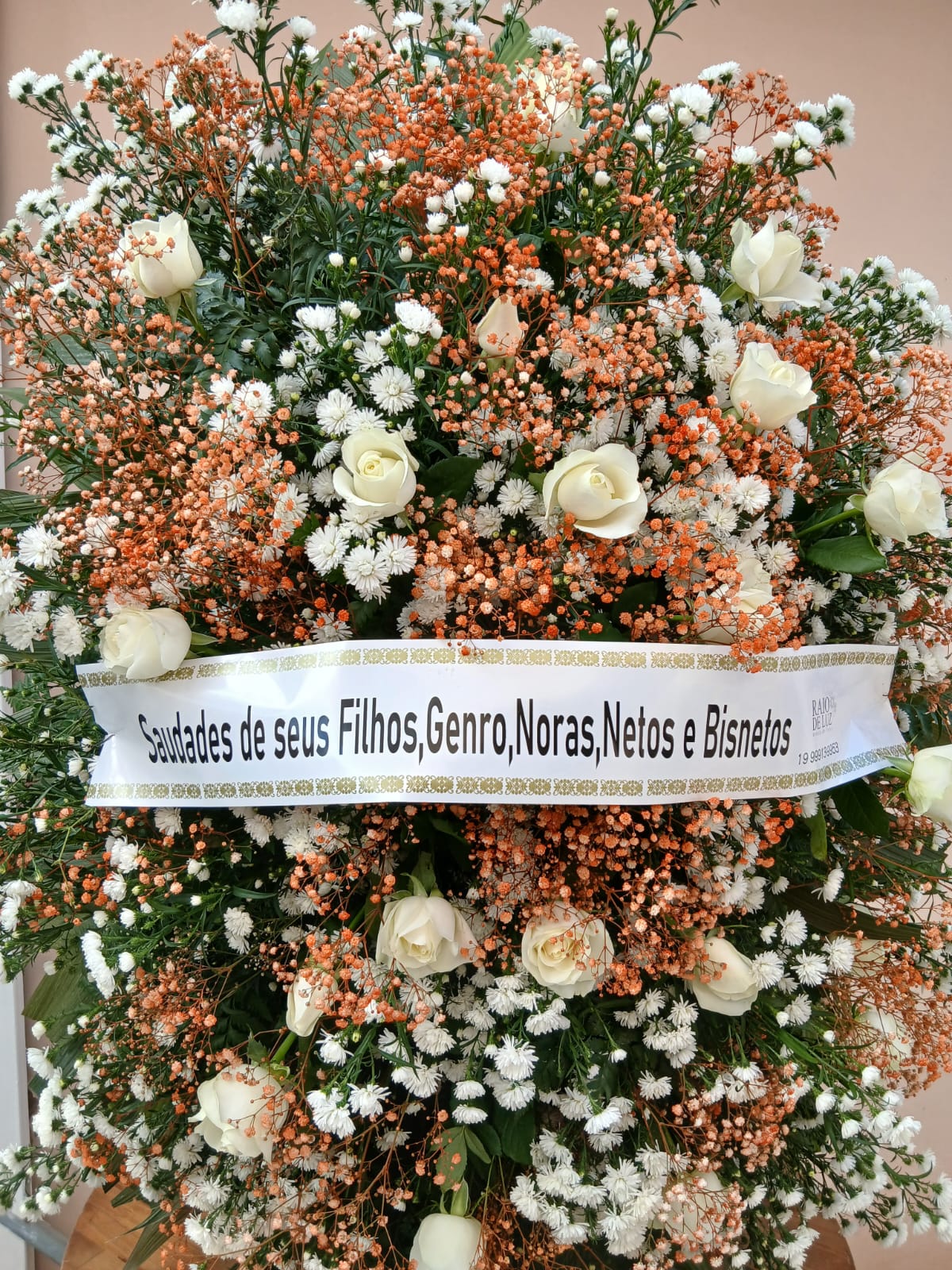 Coroas de Flores brancas, alaranjadas e folhagens