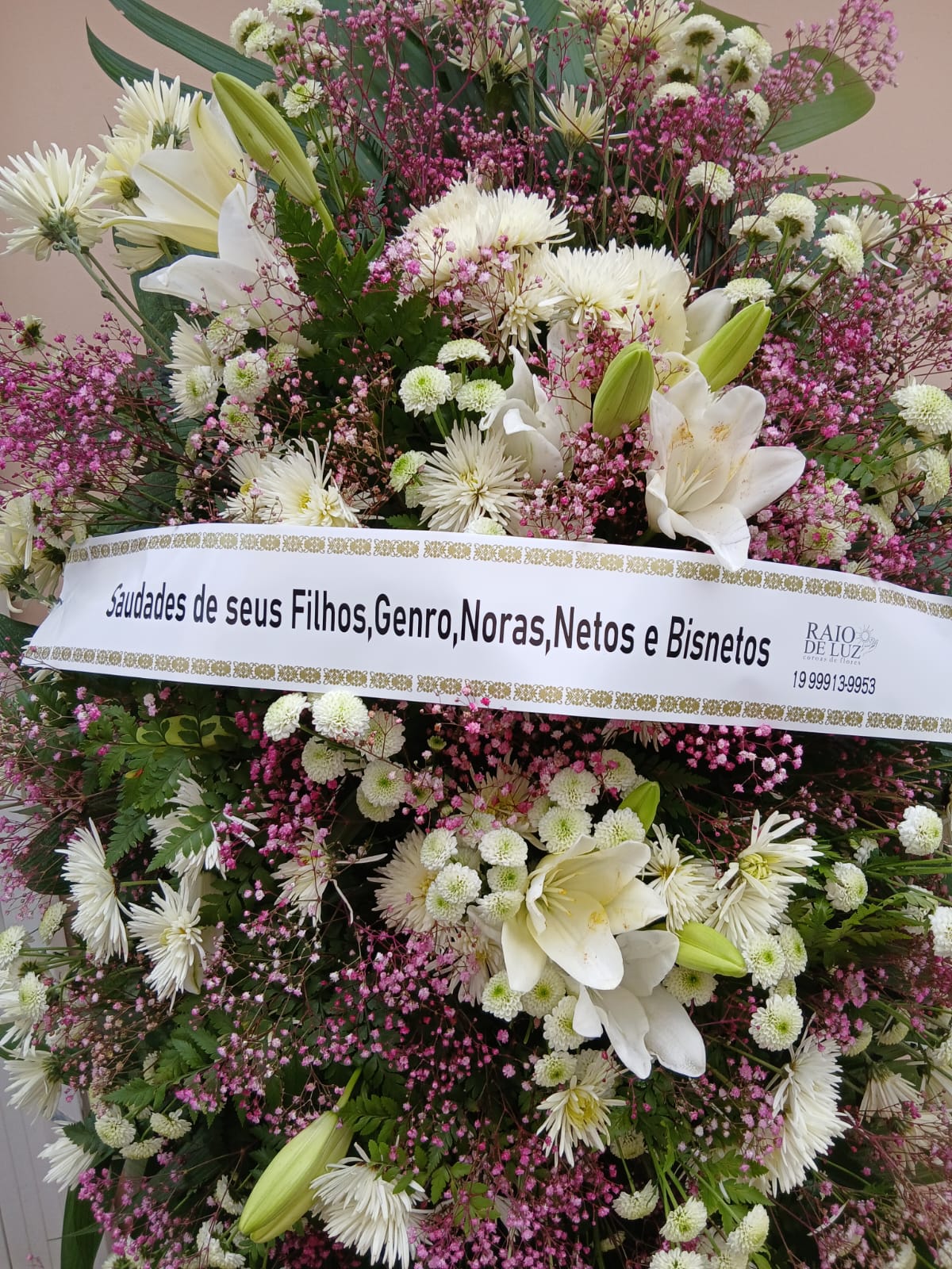 Coroas de Flores brancas, rosadas, lírios e folhagens